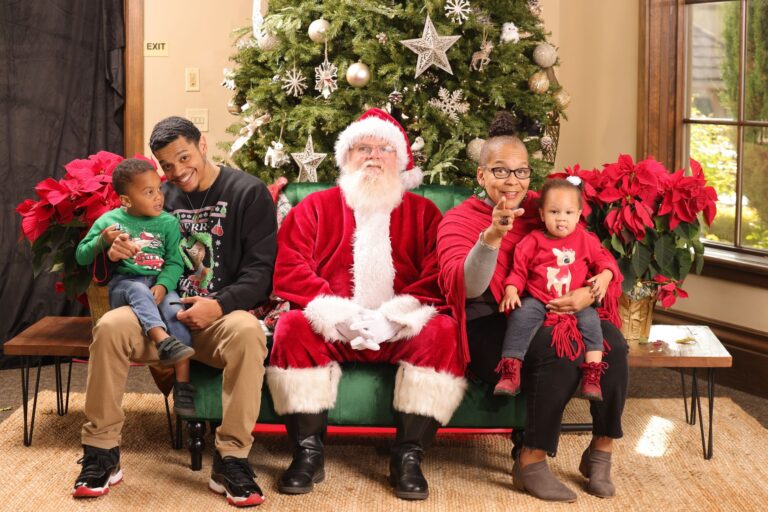 Holiday Photo Sessions in Regina: Cards, Gifts, and Family Portraits